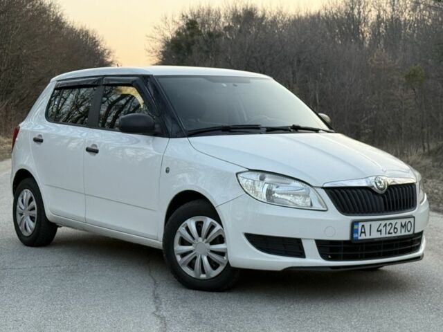 Белый Шкода Фабия, объемом двигателя 1.4 л и пробегом 300 тыс. км за 3950 $, фото 1 на Automoto.ua