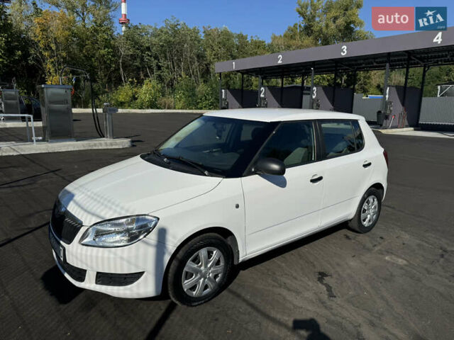 Білий Шкода Фабія, об'ємом двигуна 1.2 л та пробігом 270 тис. км за 3900 $, фото 1 на Automoto.ua