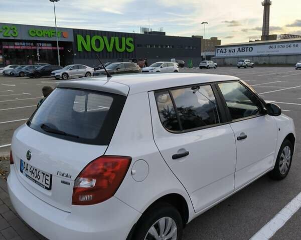 Белый Шкода Фабия, объемом двигателя 1.39 л и пробегом 117 тыс. км за 5800 $, фото 1 на Automoto.ua