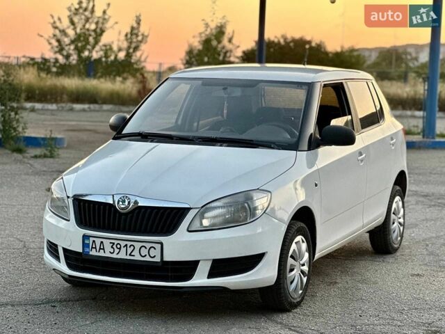Белый Шкода Фабия, объемом двигателя 1.2 л и пробегом 320 тыс. км за 4250 $, фото 1 на Automoto.ua