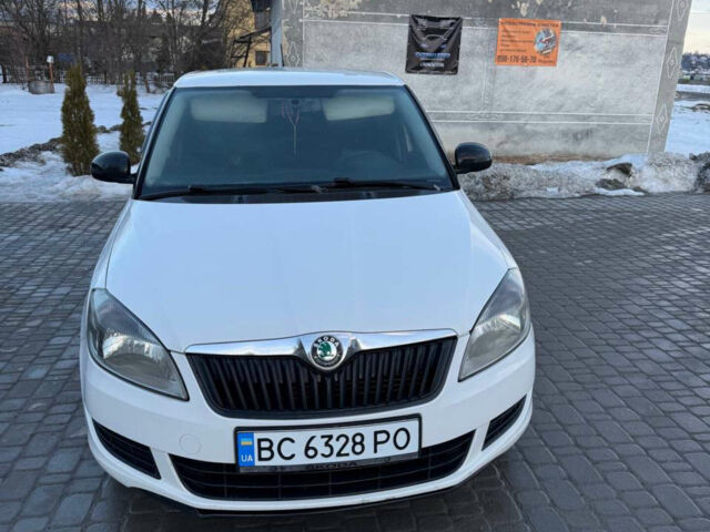 Белый Шкода Фабия, объемом двигателя 1.39 л и пробегом 350 тыс. км за 3500 $, фото 1 на Automoto.ua