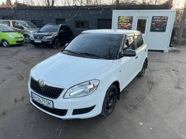 Белый Шкода Фабия, объемом двигателя 1.4 л и пробегом 157 тыс. км за 3950 $, фото 1 на Automoto.ua