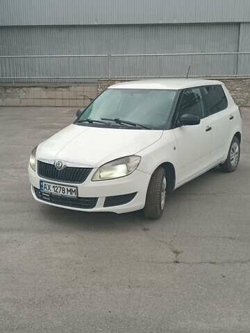 Белый Шкода Фабия, объемом двигателя 1.39 л и пробегом 304 тыс. км за 3950 $, фото 1 на Automoto.ua