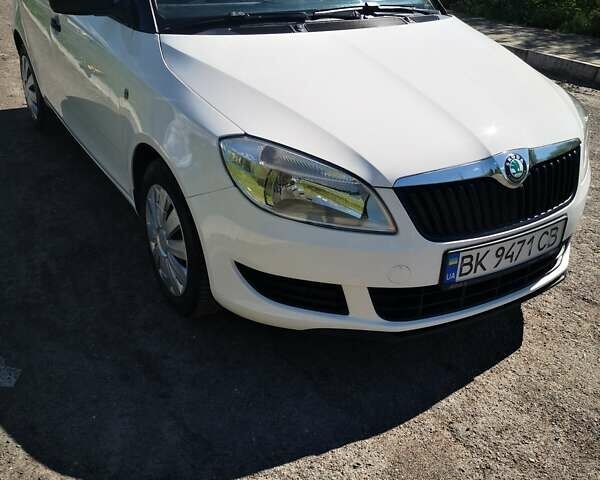 Белый Шкода Фабия, объемом двигателя 1.2 л и пробегом 328 тыс. км за 5500 $, фото 1 на Automoto.ua