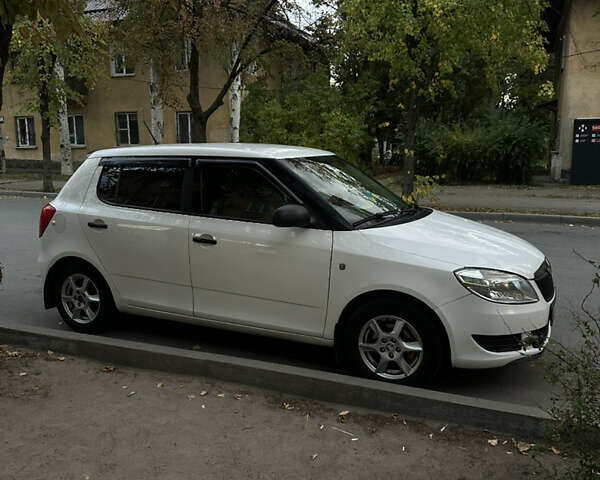 Белый Шкода Фабия, объемом двигателя 1.39 л и пробегом 257 тыс. км за 4600 $, фото 1 на Automoto.ua