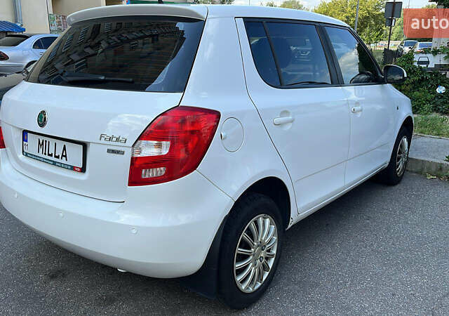 Белый Шкода Фабия, объемом двигателя 1.39 л и пробегом 185 тыс. км за 3000 $, фото 1 на Automoto.ua