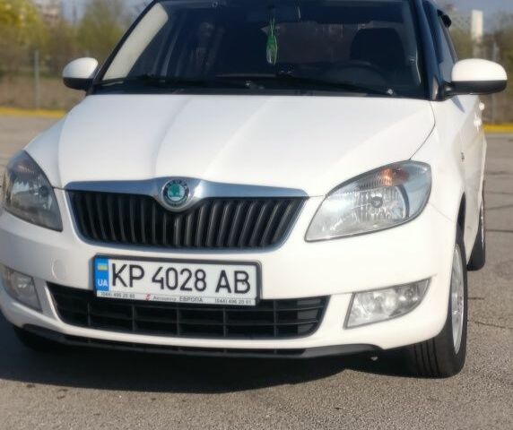 Белый Шкода Фабия, объемом двигателя 1.4 л и пробегом 210 тыс. км за 4900 $, фото 1 на Automoto.ua