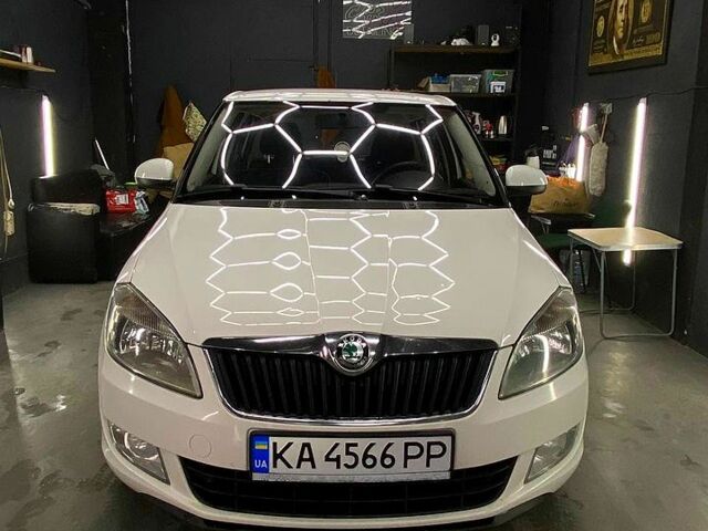 Білий Шкода Фабія, об'ємом двигуна 1.4 л та пробігом 231 тис. км за 5600 $, фото 1 на Automoto.ua
