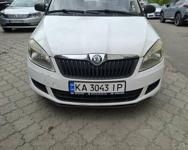 Белый Шкода Фабия, объемом двигателя 1.2 л и пробегом 168 тыс. км за 4700 $, фото 1 на Automoto.ua