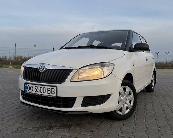 Белый Шкода Фабия, объемом двигателя 1.2 л и пробегом 224 тыс. км за 5200 $, фото 1 на Automoto.ua