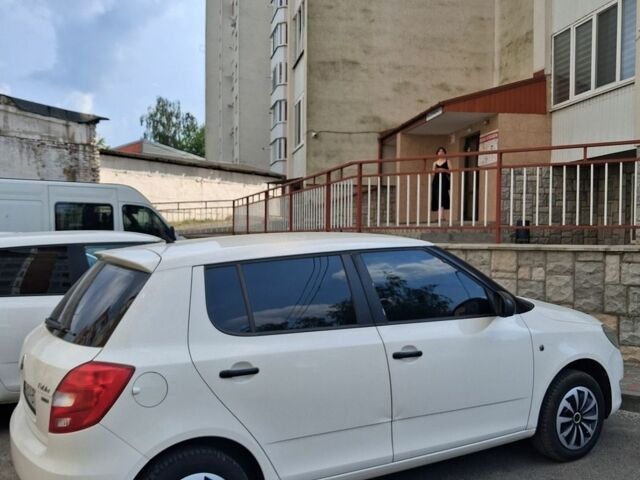 Белый Шкода Фабия, объемом двигателя 1.6 л и пробегом 246 тыс. км за 5800 $, фото 1 на Automoto.ua