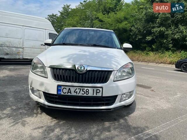 Белый Шкода Фабия, объемом двигателя 1.39 л и пробегом 186 тыс. км за 5700 $, фото 1 на Automoto.ua