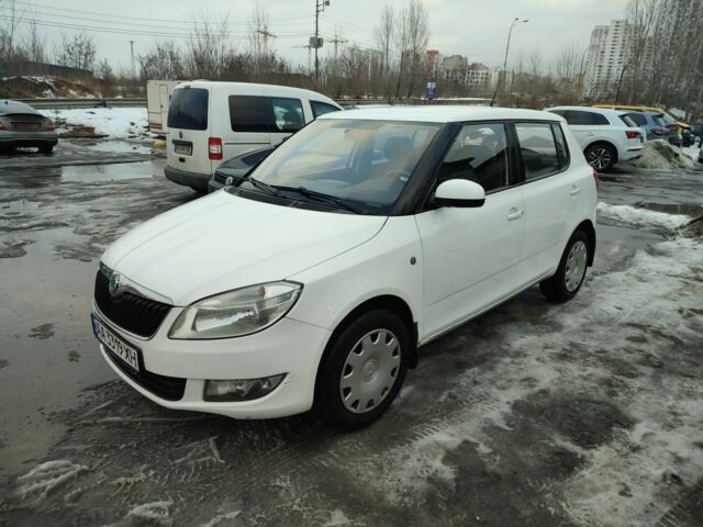 Белый Шкода Фабия, объемом двигателя 1.4 л и пробегом 253 тыс. км за 4550 $, фото 1 на Automoto.ua