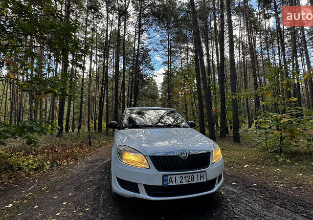 Шкода Фабия 2012 в Вышгороде на Automoto.ua Белый Шкода Фабия, объемом двигателя 1.6 л и пробегом 255 тыс. км за 5100 $, фото 1 на Automoto.ua