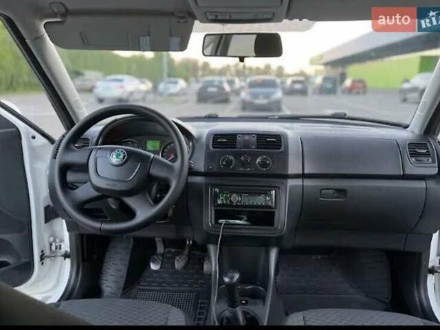 Шкода Фабия 2012 в Киеве на Automoto.ua Белый Шкода Фабия, объемом двигателя 1.39 л и пробегом 229 тыс. км за 5400 $, фото 1 на Automoto.ua