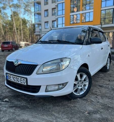 Белый Шкода Фабия, объемом двигателя 1.2 л и пробегом 230 тыс. км за 4400 $, фото 1 на Automoto.ua