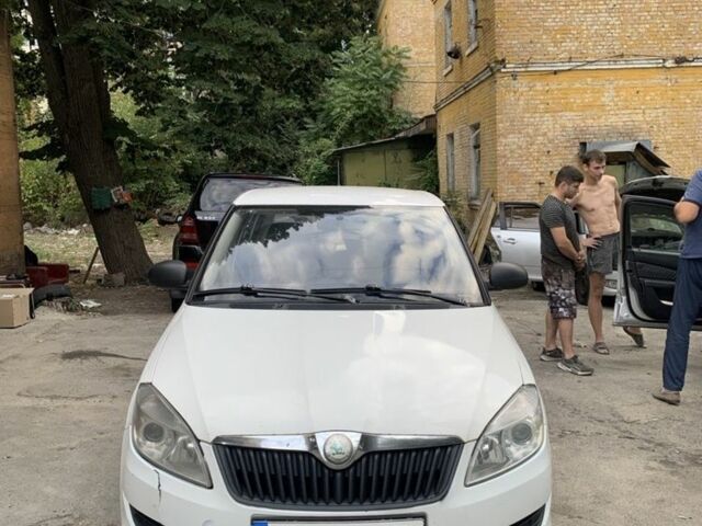 Білий Шкода Фабія, об'ємом двигуна 1.2 л та пробігом 250 тис. км за 2200 $, фото 1 на Automoto.ua