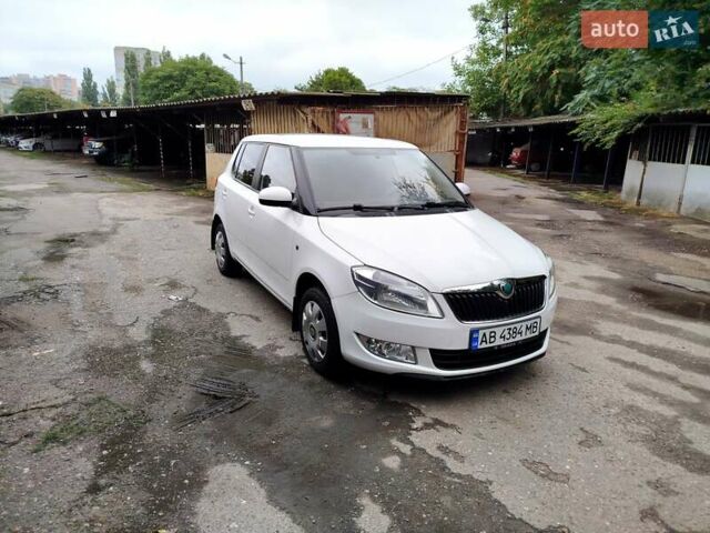 Белый Шкода Фабия, объемом двигателя 1.39 л и пробегом 126 тыс. км за 5998 $, фото 1 на Automoto.ua