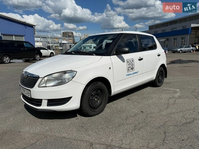 Белый Шкода Фабия, объемом двигателя 1.2 л и пробегом 200 тыс. км за 3999 $, фото 1 на Automoto.ua