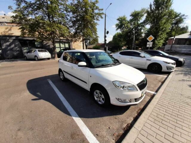 Белый Шкода Фабия, объемом двигателя 1.6 л и пробегом 72 тыс. км за 8500 $, фото 1 на Automoto.ua
