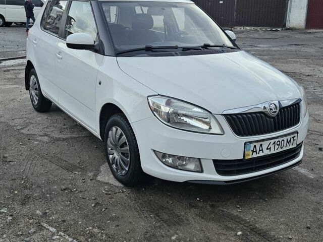Шкода Фабия 2013 в Киеве на Automoto.ua Белый Шкода Фабия, объемом двигателя 1.4 л и пробегом 192 тыс. км за 5800 $, фото 1 на Automoto.ua