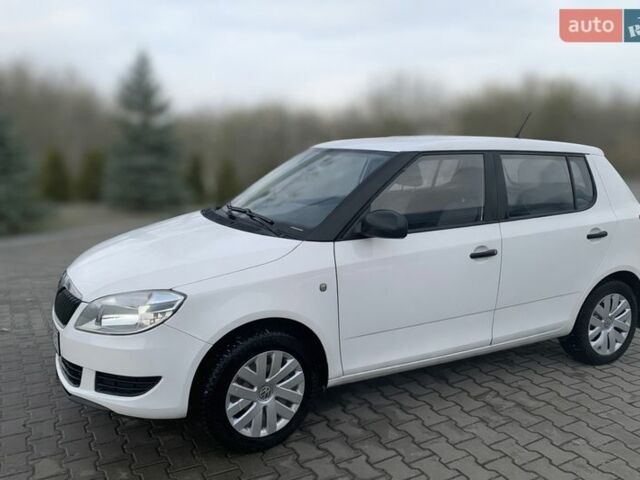 Белый Шкода Фабия, объемом двигателя 1.2 л и пробегом 195 тыс. км за 5750 $, фото 1 на Automoto.ua