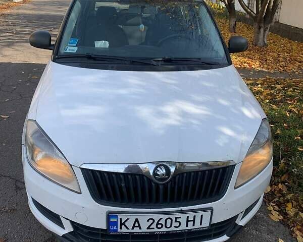 Белый Шкода Фабия, объемом двигателя 1.39 л и пробегом 241 тыс. км за 4500 $, фото 1 на Automoto.ua