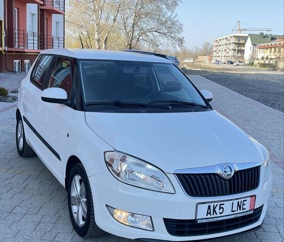 Белый Шкода Фабия, объемом двигателя 1.2 л и пробегом 185 тыс. км за 5900 $, фото 1 на Automoto.ua