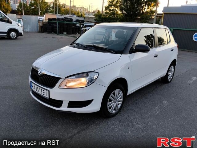 Белый Шкода Фабия, объемом двигателя 1.2 л и пробегом 289 тыс. км за 4700 $, фото 1 на Automoto.ua
