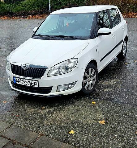 Белый Шкода Фабия, объемом двигателя 1.6 л и пробегом 247 тыс. км за 5200 $, фото 1 на Automoto.ua