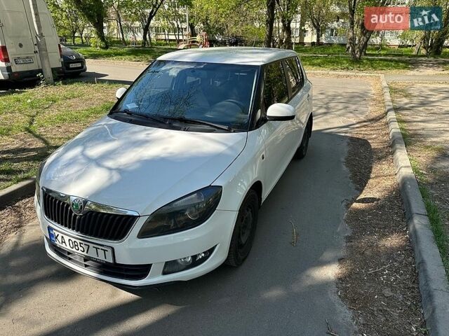 Белый Шкода Фабия, объемом двигателя 1.39 л и пробегом 307 тыс. км за 4500 $, фото 1 на Automoto.ua