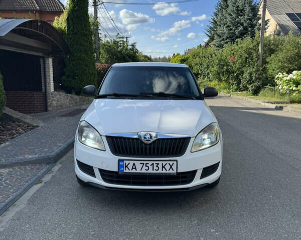 Белый Шкода Фабия, объемом двигателя 1.2 л и пробегом 235 тыс. км за 3590 $, фото 1 на Automoto.ua