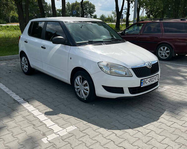 Белый Шкода Фабия, объемом двигателя 1.2 л и пробегом 217 тыс. км за 4800 $, фото 1 на Automoto.ua
