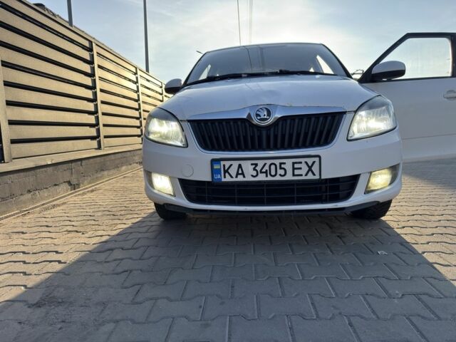 Белый Шкода Фабия, объемом двигателя 1.4 л и пробегом 258 тыс. км за 4010 $, фото 1 на Automoto.ua