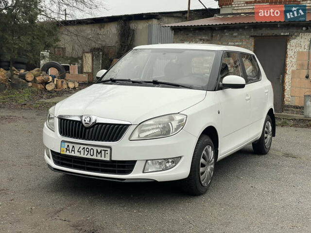 Белый Шкода Фабия, объемом двигателя 1.4 л и пробегом 198 тыс. км за 6200 $, фото 1 на Automoto.ua