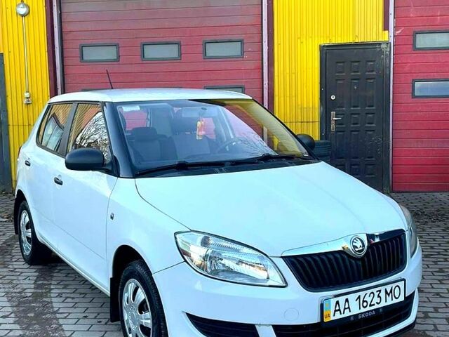 Белый Шкода Фабия, объемом двигателя 1.2 л и пробегом 18400 тыс. км за 5000 $, фото 1 на Automoto.ua