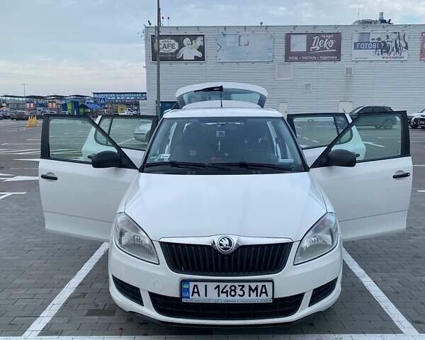 Белый Шкода Фабия, объемом двигателя 1.2 л и пробегом 250 тыс. км за 5500 $, фото 1 на Automoto.ua