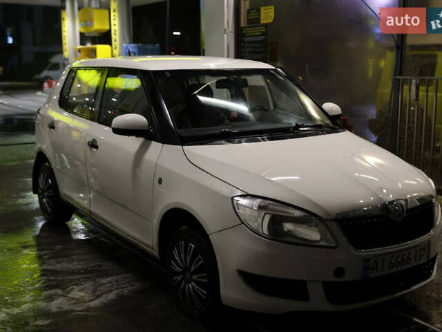 Белый Шкода Фабия, объемом двигателя 1.2 л и пробегом 256 тыс. км за 4950 $, фото 1 на Automoto.ua