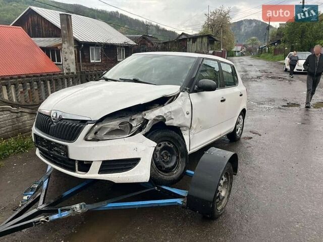 Белый Шкода Фабия, объемом двигателя 1.2 л и пробегом 220 тыс. км за 2000 $, фото 1 на Automoto.ua
