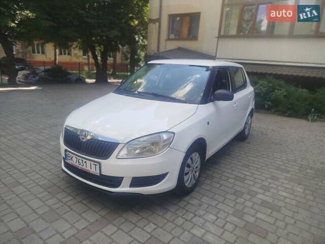 Белый Шкода Фабия, объемом двигателя 1.39 л и пробегом 310 тыс. км за 3500 $, фото 1 на Automoto.ua