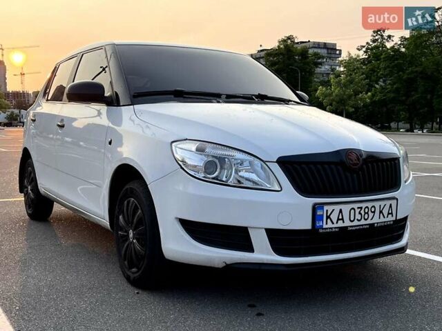 Белый Шкода Фабия, объемом двигателя 1.2 л и пробегом 231 тыс. км за 5700 $, фото 1 на Automoto.ua