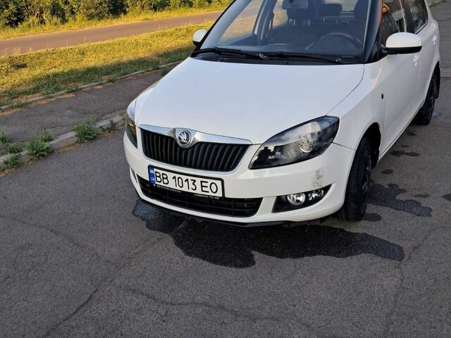 Белый Шкода Фабия, объемом двигателя 1.39 л и пробегом 238 тыс. км за 3500 $, фото 1 на Automoto.ua