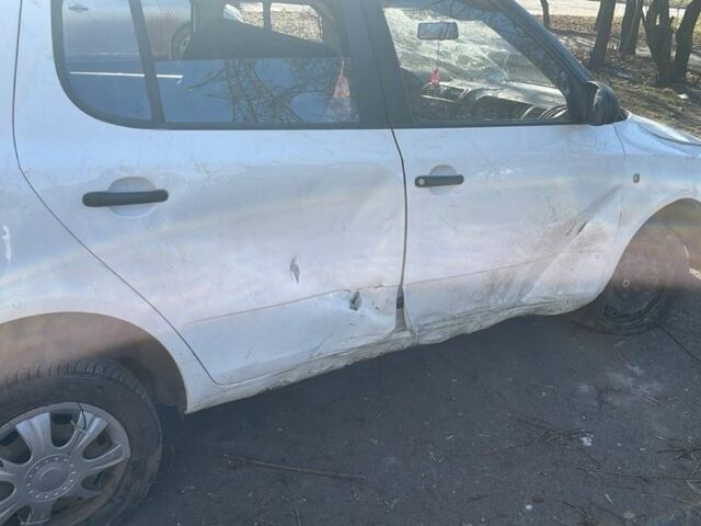 Белый Шкода Фабия, объемом двигателя 1.2 л и пробегом 180 тыс. км за 650 $, фото 1 на Automoto.ua