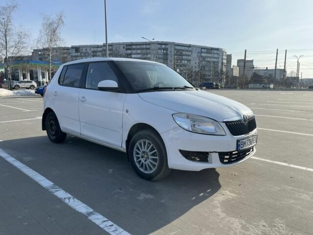 Белый Шкода Фабия, объемом двигателя 1.2 л и пробегом 250 тыс. км за 2600 $, фото 1 на Automoto.ua