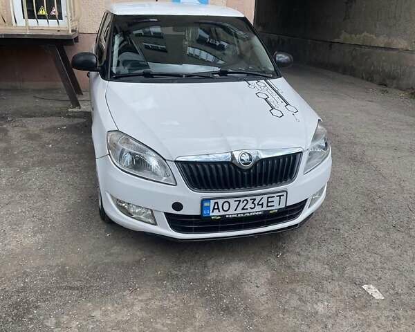 Белый Шкода Фабия, объемом двигателя 1.6 л и пробегом 233 тыс. км за 6100 $, фото 1 на Automoto.ua
