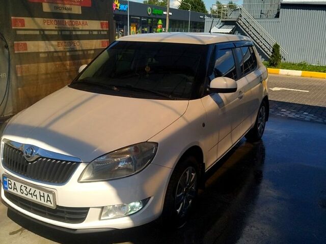 Белый Шкода Фабия, объемом двигателя 1.6 л и пробегом 245 тыс. км за 6200 $, фото 1 на Automoto.ua