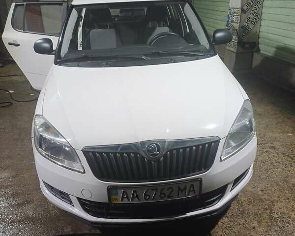 Белый Шкода Фабия, объемом двигателя 1.2 л и пробегом 30 тыс. км за 8000 $, фото 1 на Automoto.ua