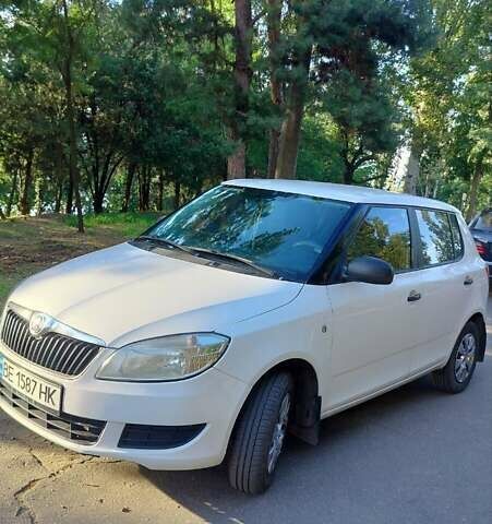 Белый Шкода Фабия, объемом двигателя 1.2 л и пробегом 257 тыс. км за 4500 $, фото 1 на Automoto.ua