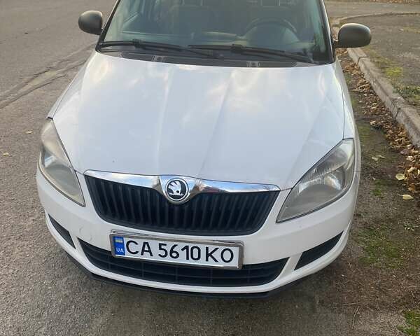 Белый Шкода Фабия, объемом двигателя 1.6 л и пробегом 243 тыс. км за 6100 $, фото 1 на Automoto.ua