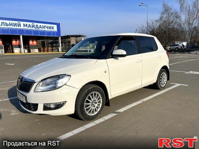 Белый Шкода Фабия, объемом двигателя 1.2 л и пробегом 250 тыс. км за 2600 $, фото 1 на Automoto.ua